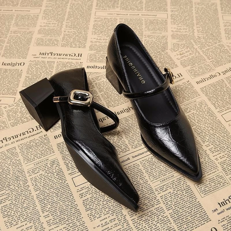 Individual medium-length shoes with a classic design for spring and summer, comfortable leather shoes with a pointed toe and point...