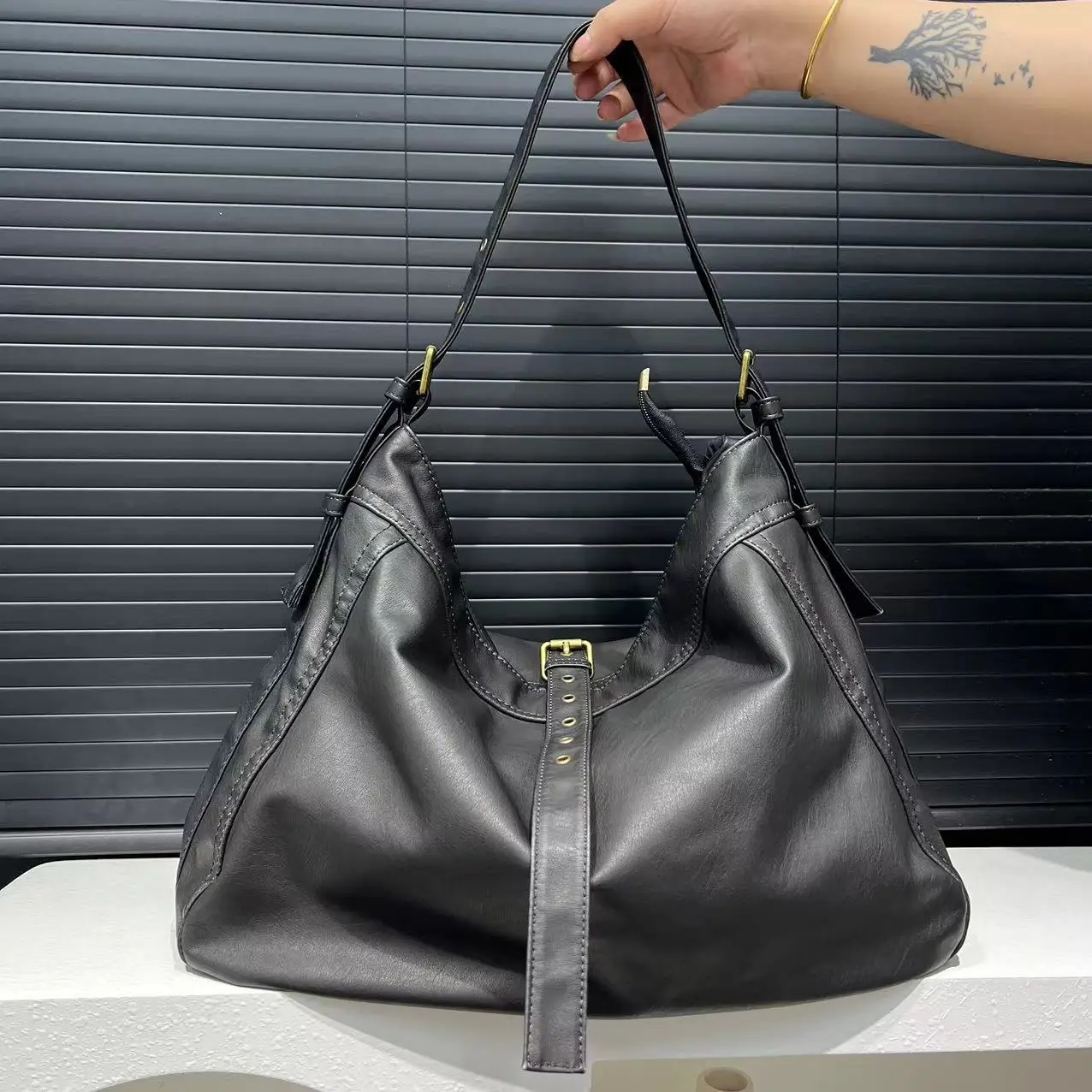 Women's Fashion Vintage Washed Soft Leather Tote Bag Large Capacity Commuter Multi-Pocket Shoulder Messenger Bag