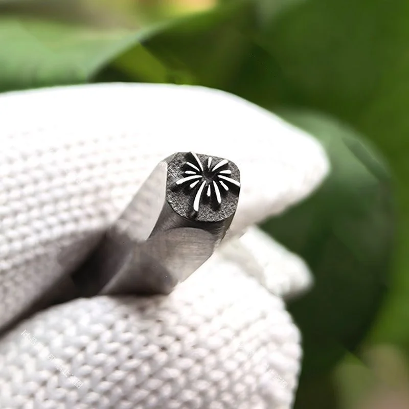 Mücevherler, mühürler, altın ve gümüş takılar, baskı kalıpları, çelik damgalar, altın damgalama ve gravür aletleri