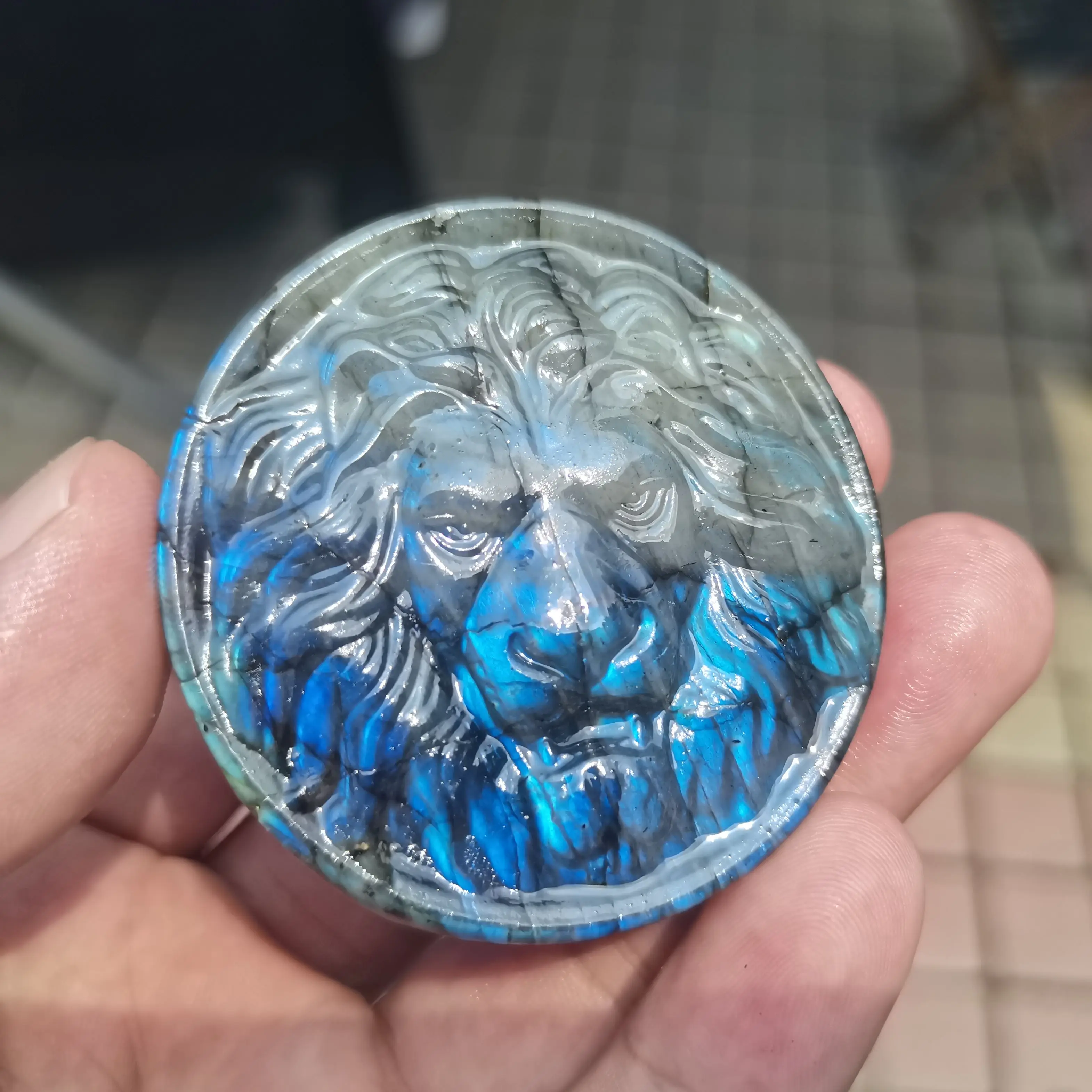 

Hand Carved Natural blue Flash Labradorite Palm Stone lion Carving Reiki Minerals Meditation Room Decoration Gifts