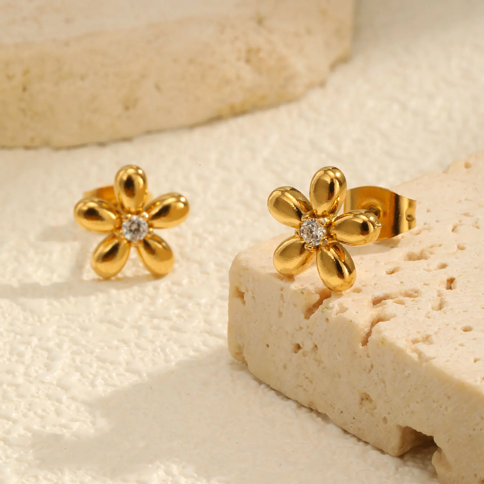 Vnox Winzige süße Buble-Blumen-Ohrstecker für Frauen und Mädchen, Anti-Allergie-Edelstahl-Ohrschmuck, Zirkon-Ohrringe für den täglichen Gebrauch – Detail 3