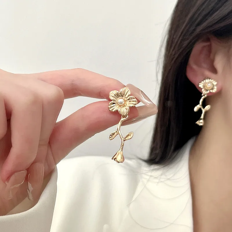 Ovxxons 1 Pair Flower Pearl Silver Needle Earrings Femininity Retro Style 2023 New Niche Design Summer Earrings