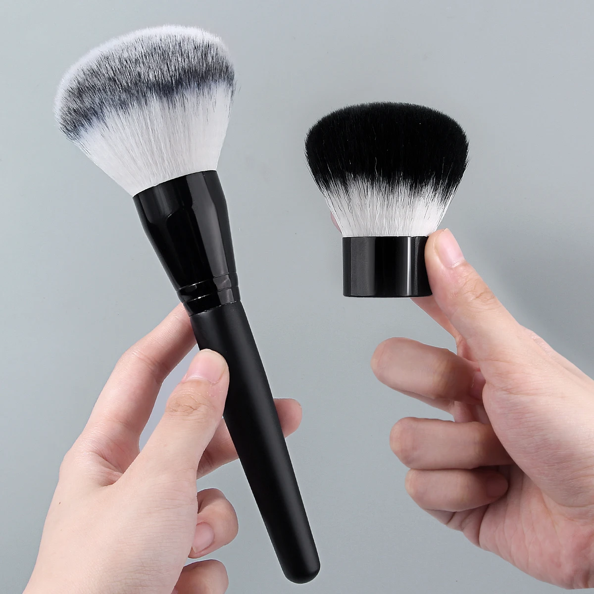 2PCS 대형 다기능 파우더 브러쉬 세트, 옴브레 헤어가 있는 블랙 핸들 메이크업 브러쉬, 세팅 파우더용 푹신한 브러쉬, 브론즈