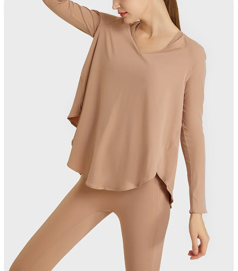 

Lightweight and loose fitting moisture wicking yoga fitness top that appears slim and covers the abdomen irregularly, with quick