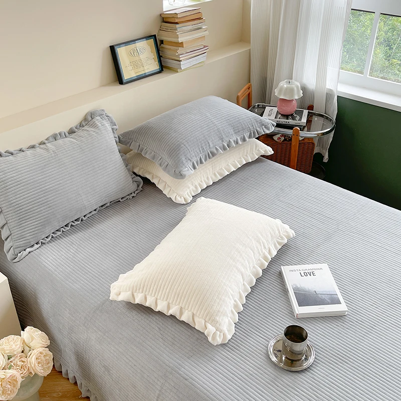 

2023 new solid color lace high weight matte milk velvet bed cover three-piece set