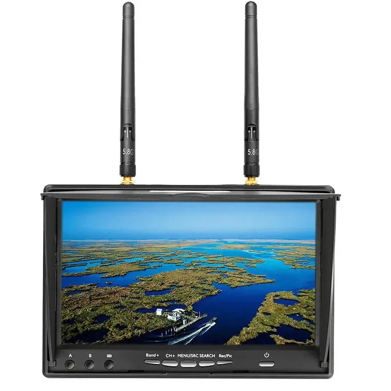 Moniteur FPV 7 pouces 5.8G 40CH DVR pour drone – écran vidéo avec batterie intégrée, en action avec un drone en arrière-plan.