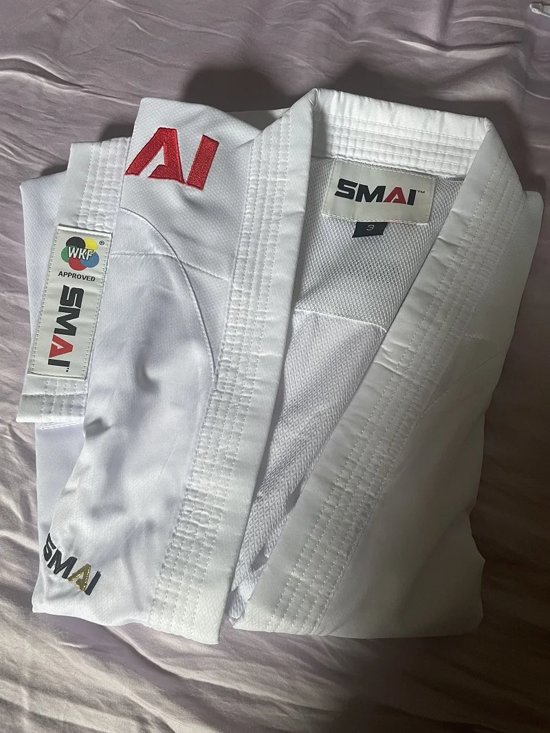 Officiële Karate Gi Smai Kumite Wkf Goedgekeurd Kumite Gi Rood Logo Karate Gi Uniformen Unisex Rood/Blauw/Wit Schouderborduurwerk