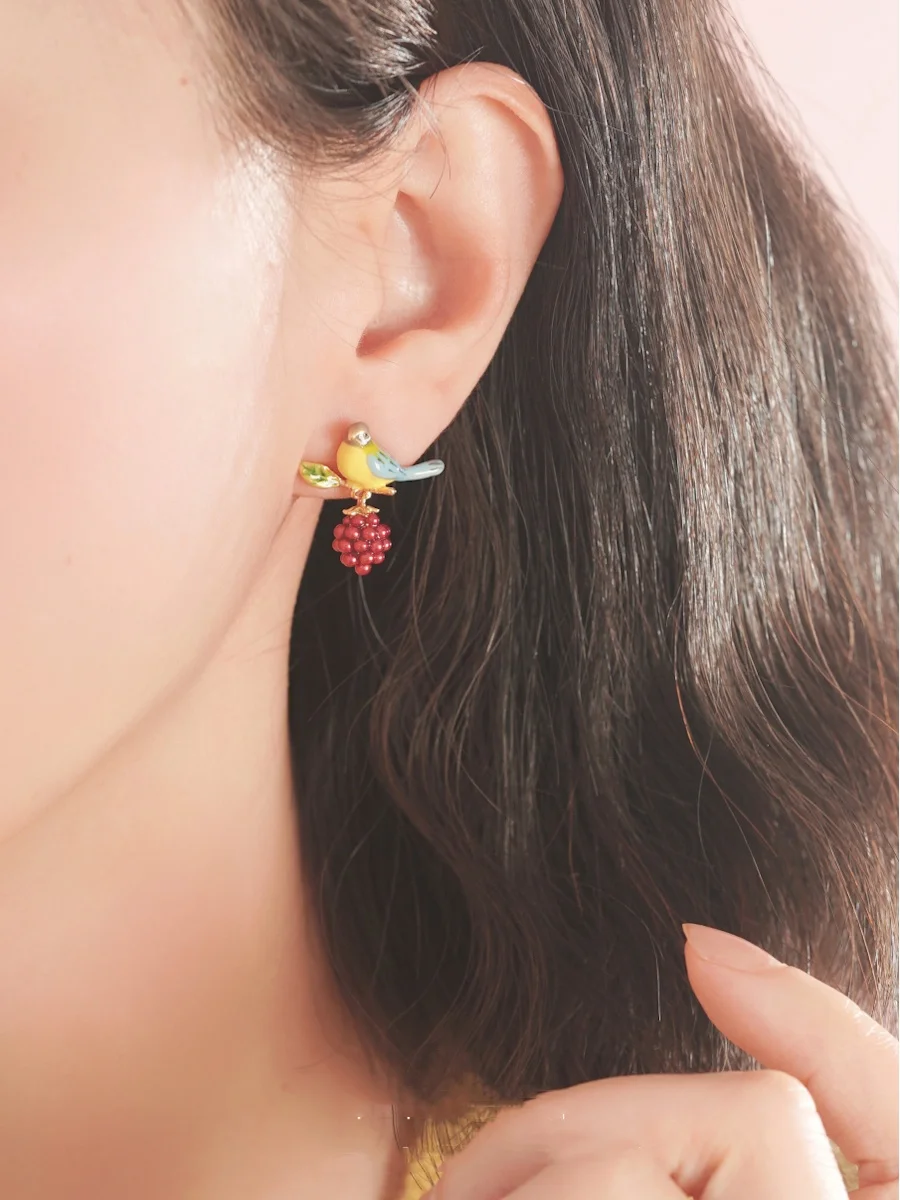 2024 New French Earrings Women's Raspberry Tit Enamel Jewelry Niche Design Unique Light Luxury Retro Stud Earrings