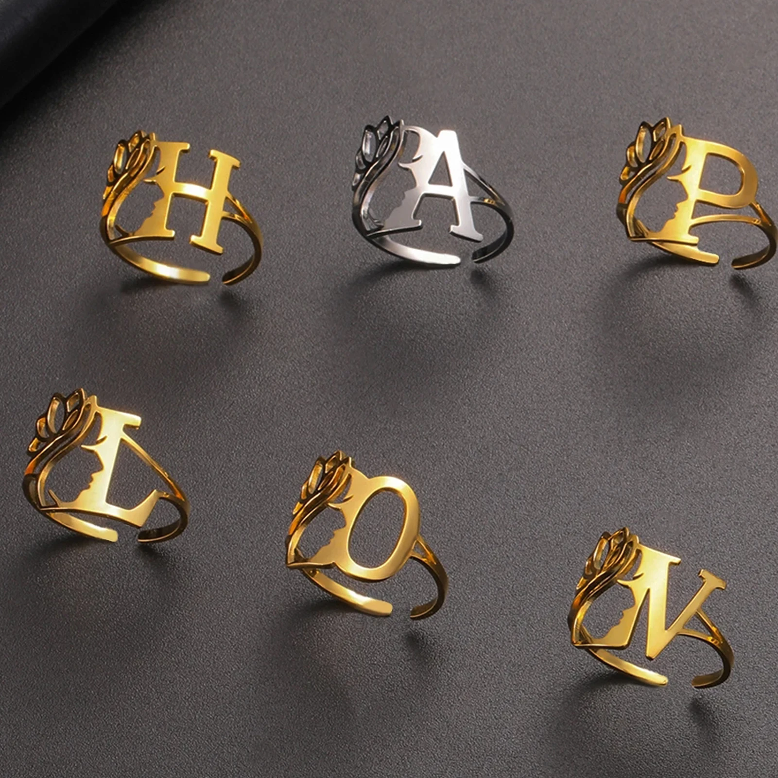 COOLTIME A-Z Anfangsbuchstabe Lotus Ring für Frauen Edelstahl Alphabet Abstraktes Gesicht Offene Ringe Modeschmuck Geschenk