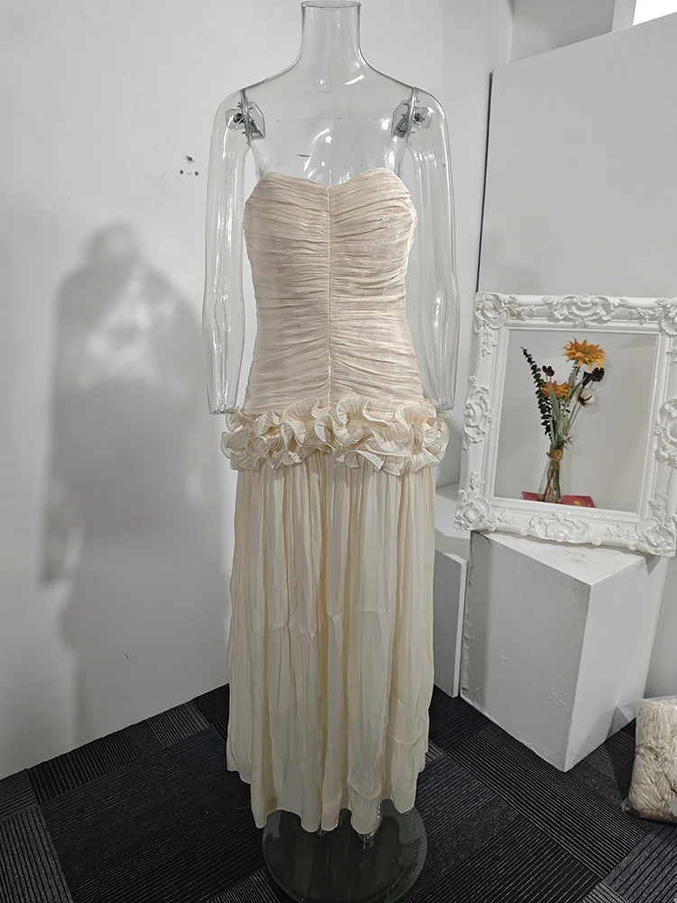 فستان ليلكي طويل بتصميم مكشوف الأكتاف وثنيات ناعمة