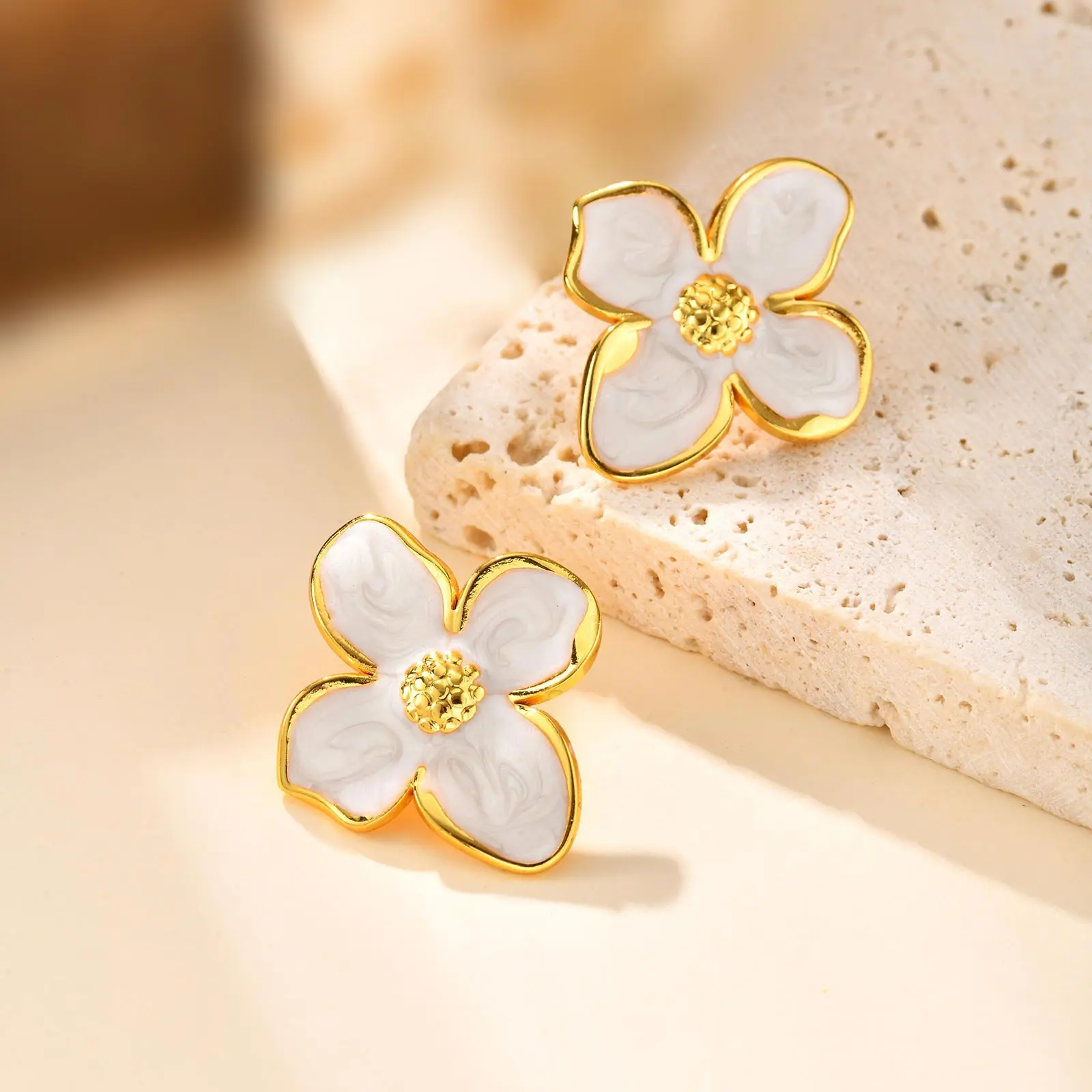 FUA Flower petal 片耳ピアス　ivory color pure flower pierce～ﾋﾟｭｱﾌﾗﾜｰﾋﾟｱｽ | flower／フラワー公式通販