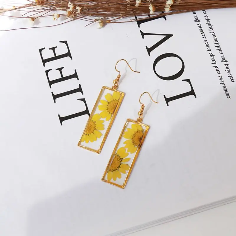 Рисунок 5 - Женские серьги из натуральных цветов