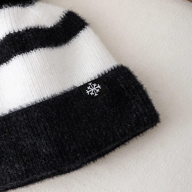 Neue Stil Schnee Label Beanie Hut Farbe Blockiert Stil Plüsch Fell Gefüttert Pompoms Warme Winter Hut Mode Y2k Beanie Für Frau Mädchen – Detail 6