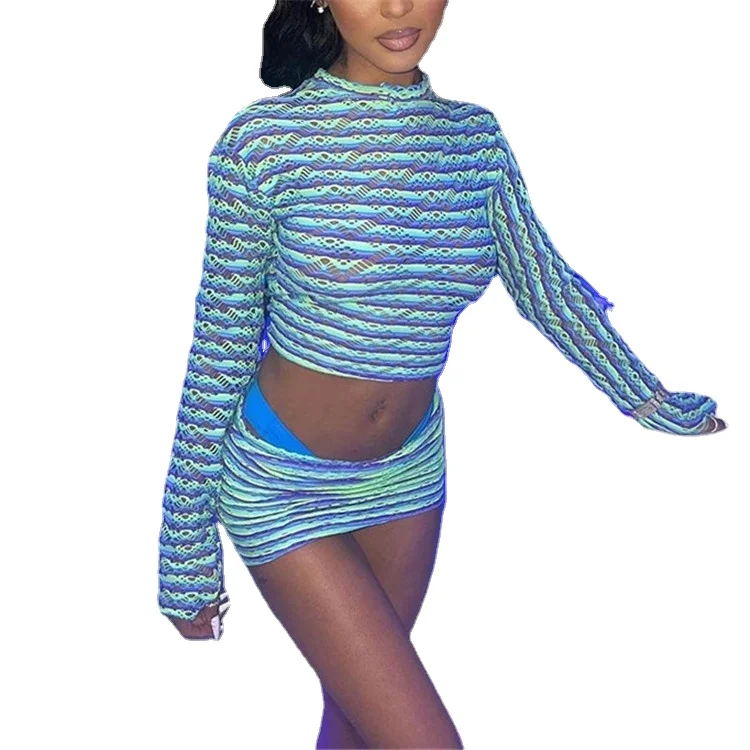 

Комплект из двух предметов Женский, хипстерский укороченный топ с сетчатым принтом и длинными рукавами, с дырками, подходящая юбка на бедрах, уличная одежда