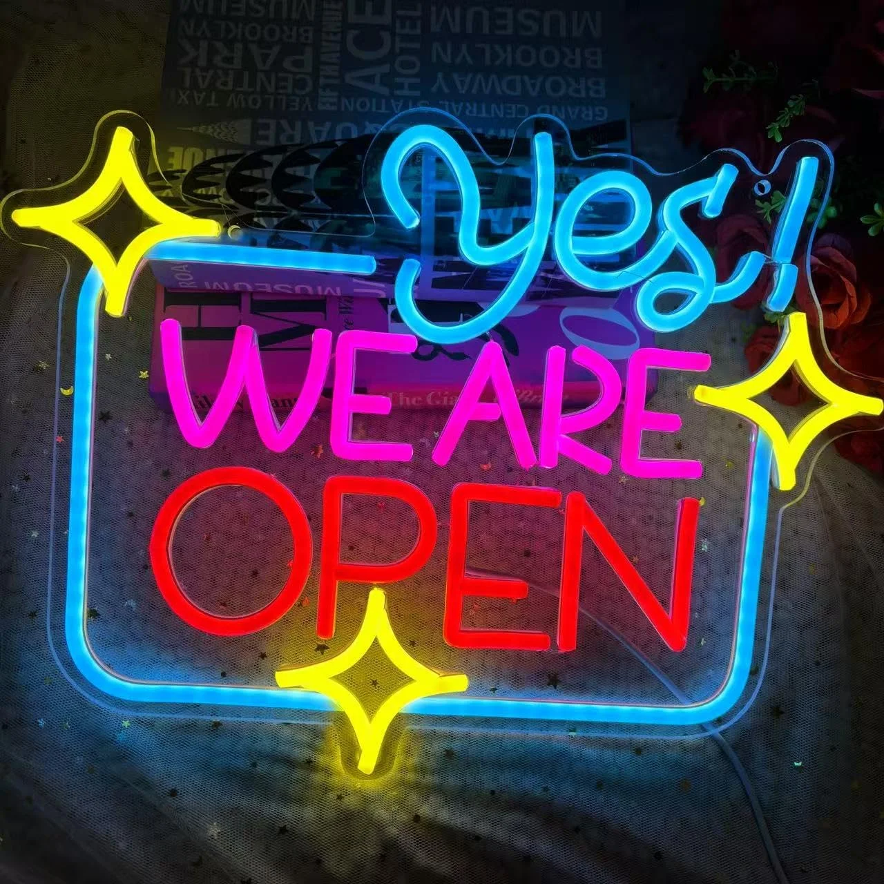 Insegna al neon aperta per finestra, luce al neon aperta, insegna