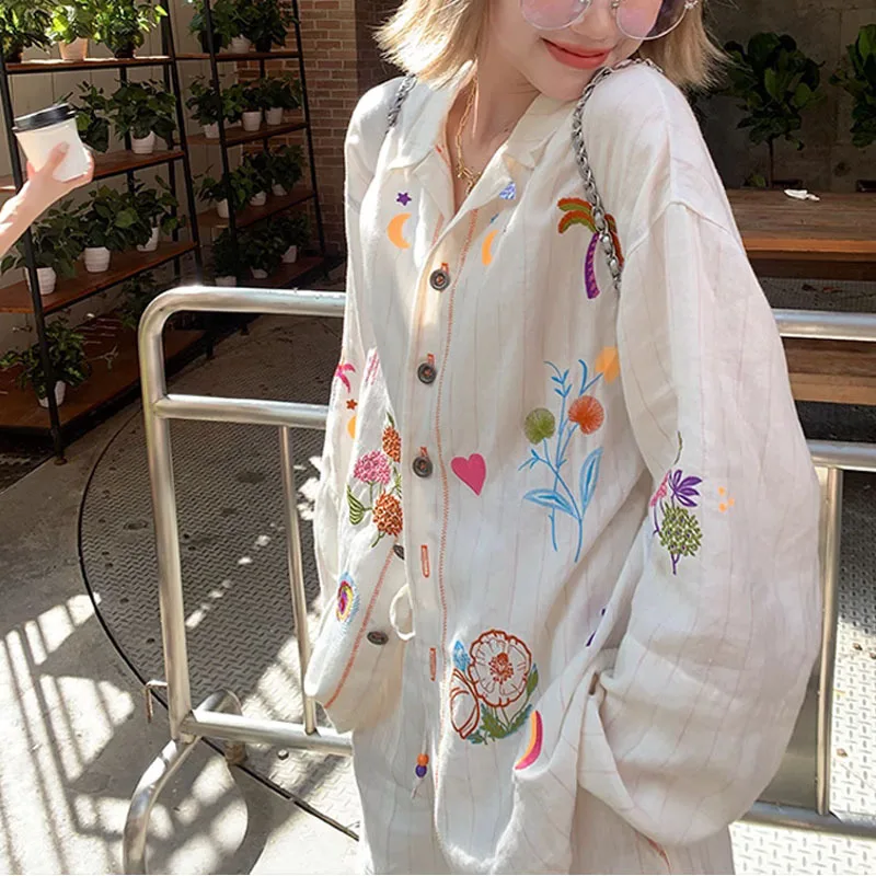 

Design Sense of Playful Two-piece Set 2024 Summer New Female Summer Embroidered Linen Shirt + Shorts Women