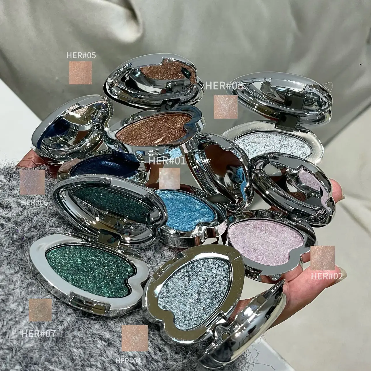 Description Picture 5 of itemPearlescent Purple Eyeshadow Palette Sparkling Mousse Shimmer White Highlighter Brighten Glitter Heart-shaped Eye Shadow Makeup