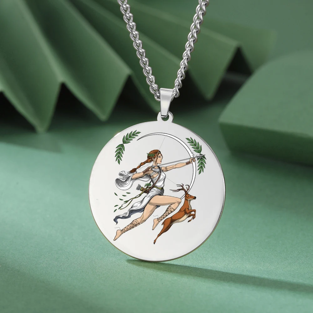 Pendentif Artémis doré en détail