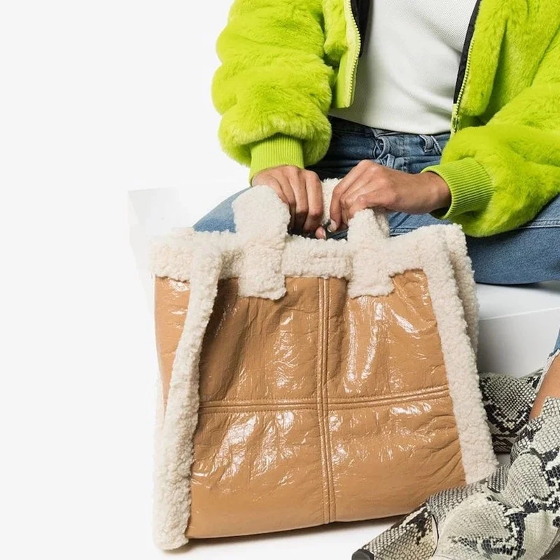 

Большая зимняя популярная стильная женская сумка-тоут из искусственного овечьего меха плюшевые черные дизайнерские сумки на плечо из искусственной кожи для женщин