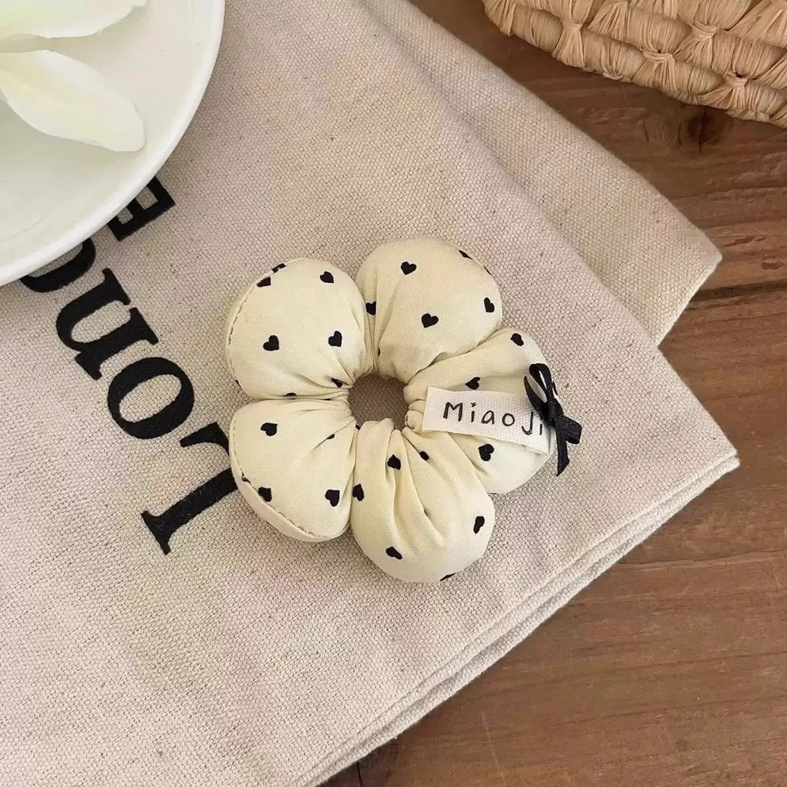 One piece of cute flower-shaped hair ties for kids, heart-shaped - printed elastic hair ties, sweet hair accessories for girls.