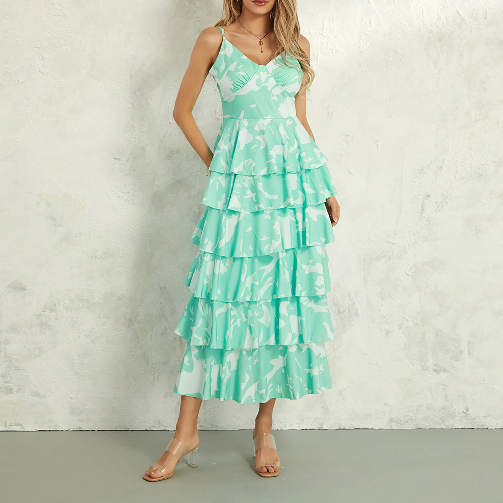 

Длинное платье с цветочным принтом, V-образным вырезом и оборками в несколько рядов