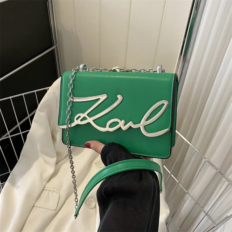 

Вместительная маленькая квадратная сумка через плечо с цепочкой и надписью