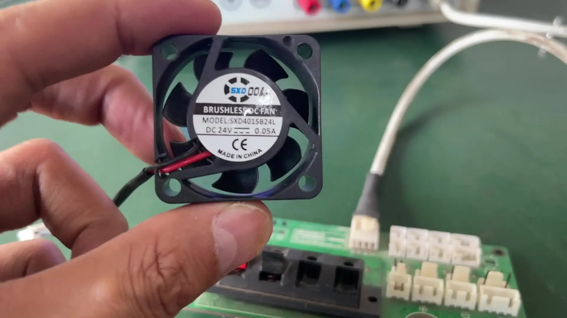 SXD4015B24L Осевой охлаждающий вентилятор 24 В | 40x40x15 мм 4000 об/мин 5 8 куб. футов в минуту