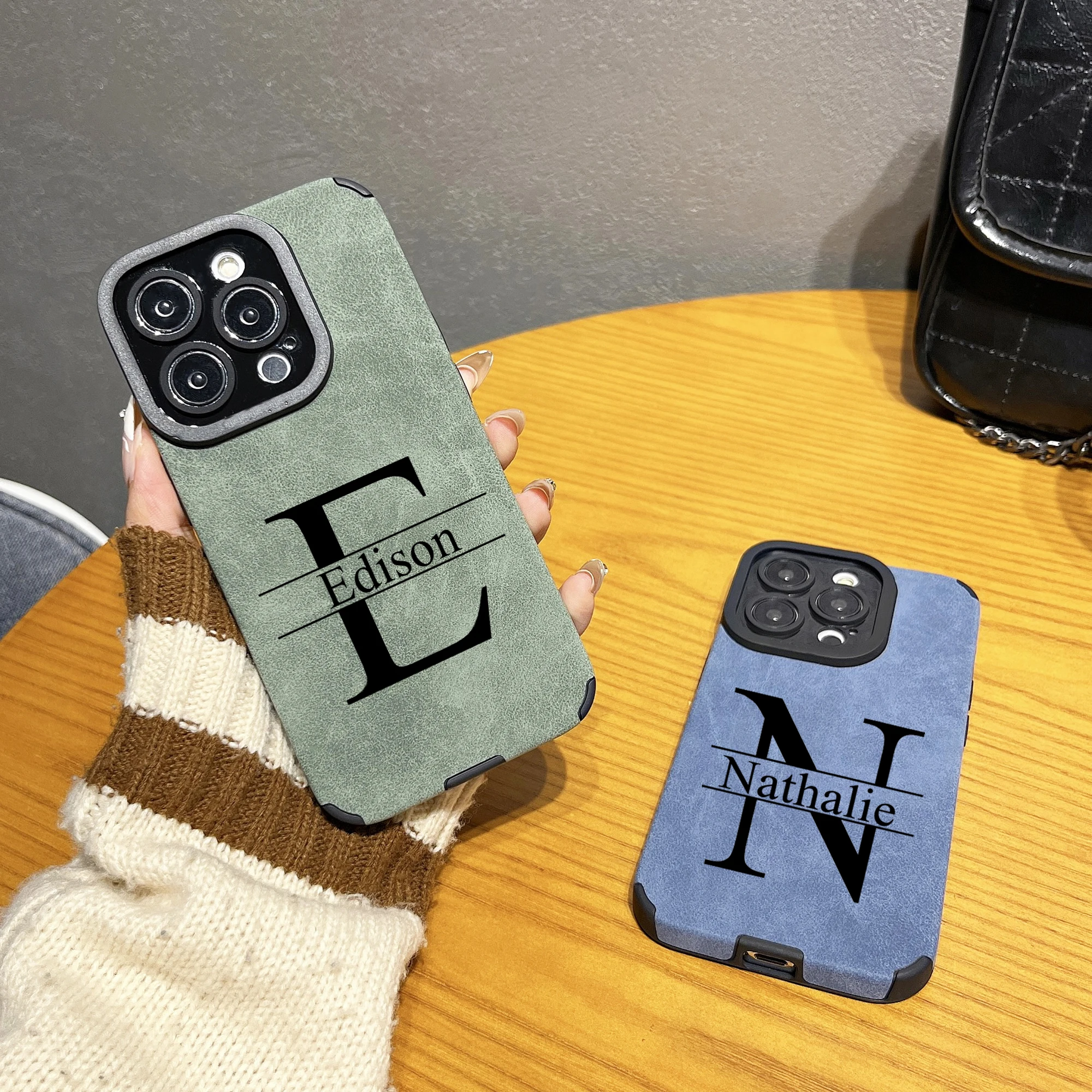 Capa Personalizada com Inicial e Nome de Couro - Letra Grande e Impressão UV