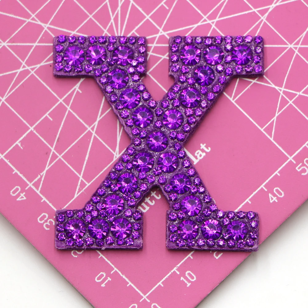 1 Stück Lila A-Z Aufbügelbare Bunte 3D-Strass Englische Buchstaben-Patches für Kleidung Stickerei-Applikationen DIY-Namensschilder – Detail 23