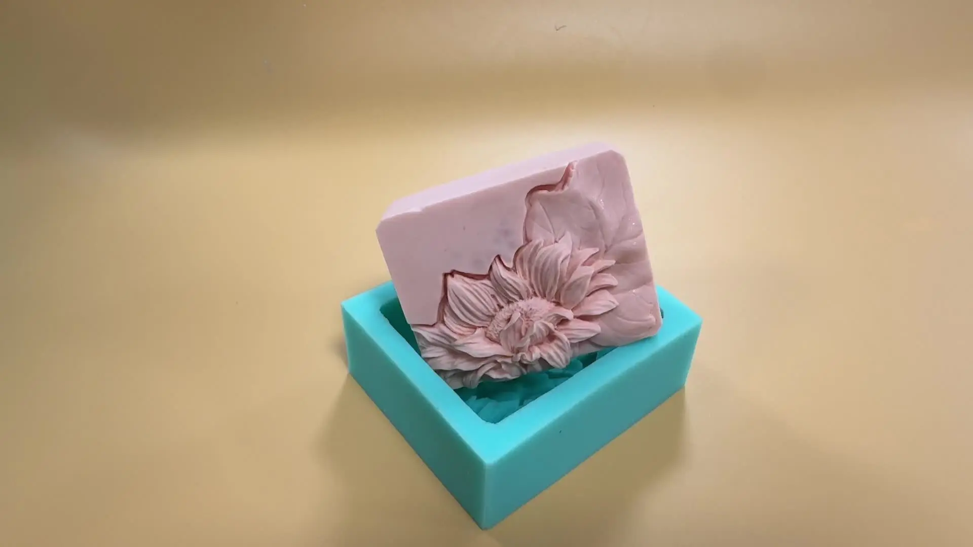 Stampo 3D a forma di girasole. Stampo in silicone. Stampo in silicone a forma di fiore grande per sapone. Stampo artigianale. - Italia