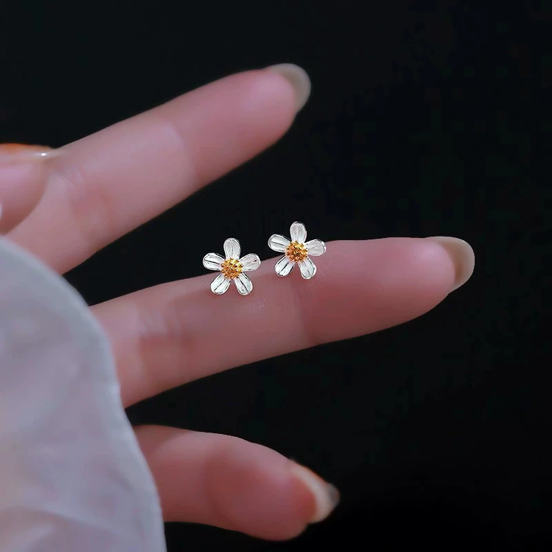 Mini Small White Color Daisy Flower For Women's Simple Temperament Jewelry Circular Christmas Birthday Gift Wedding