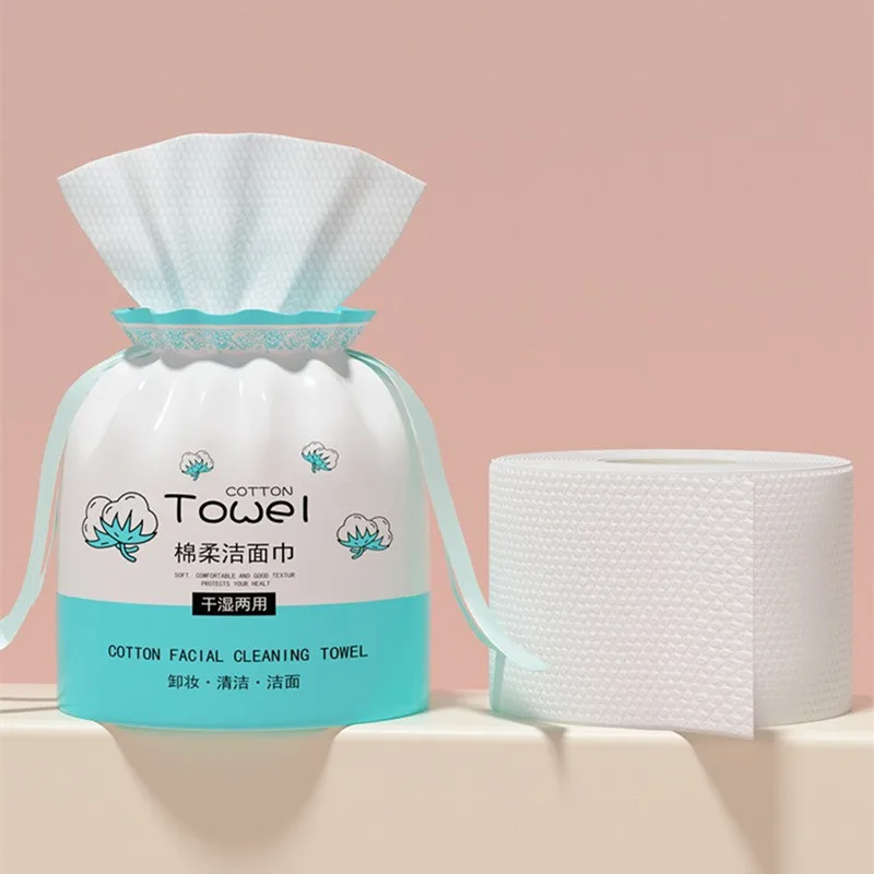 Masque en tissu porté par une personne, montrant les attaches élastiques et le confort. Achetez des Masques Réutilisables en Tissu Lot de 10 – Lavables, Doux et Écologiques.
