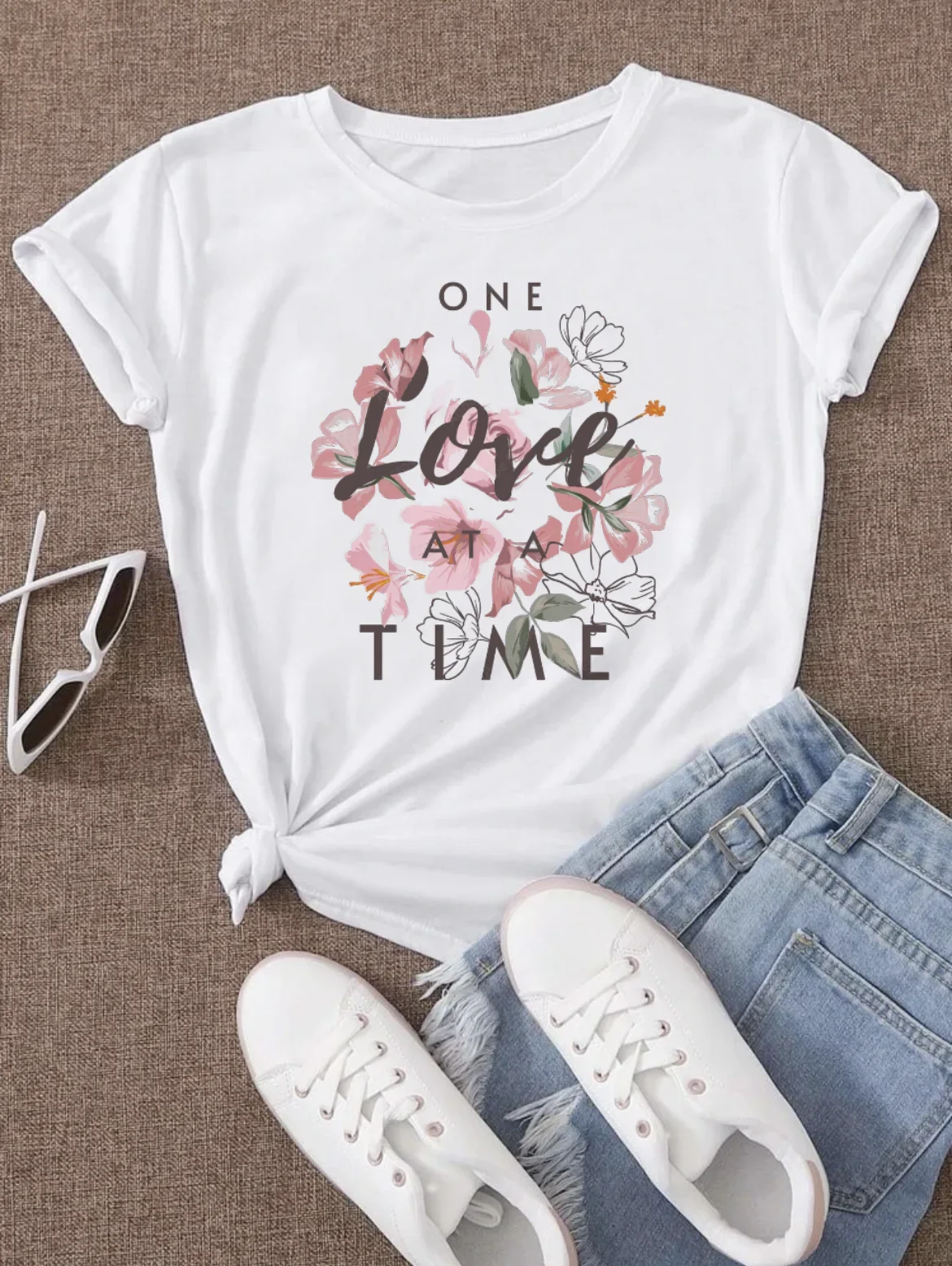 

Women's Fashion Trend Cute Short Sleeve Printed Women's Fashion Letter Cartoon Pattern T-Shirt Casual Sweet Printed T-Shirt.