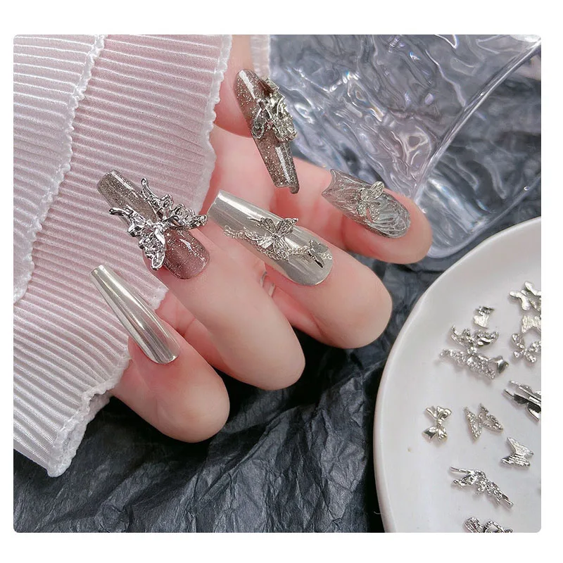 50pcs 나비 합금 네일 매력 쥬얼리 3D 골드 실버 크리스탈 라인 석 Decors DIY 패션 다이아몬드 네일 장식 조각 무작위 * Y2K *