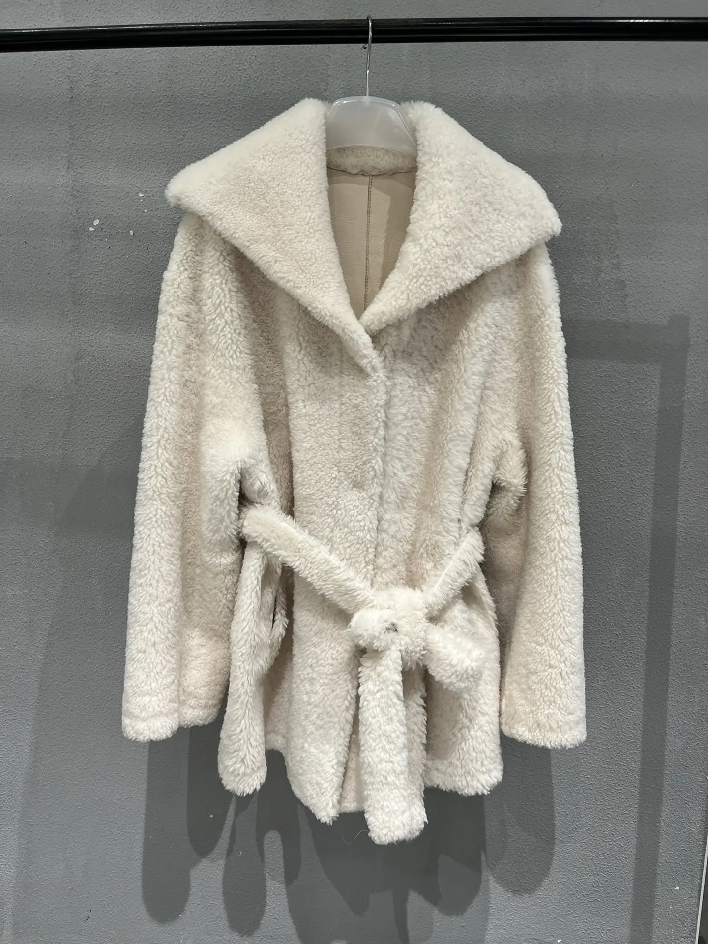 

Sheepskin fur a system belt jacket loose version of casual fashion 2024 fall new hot 1205