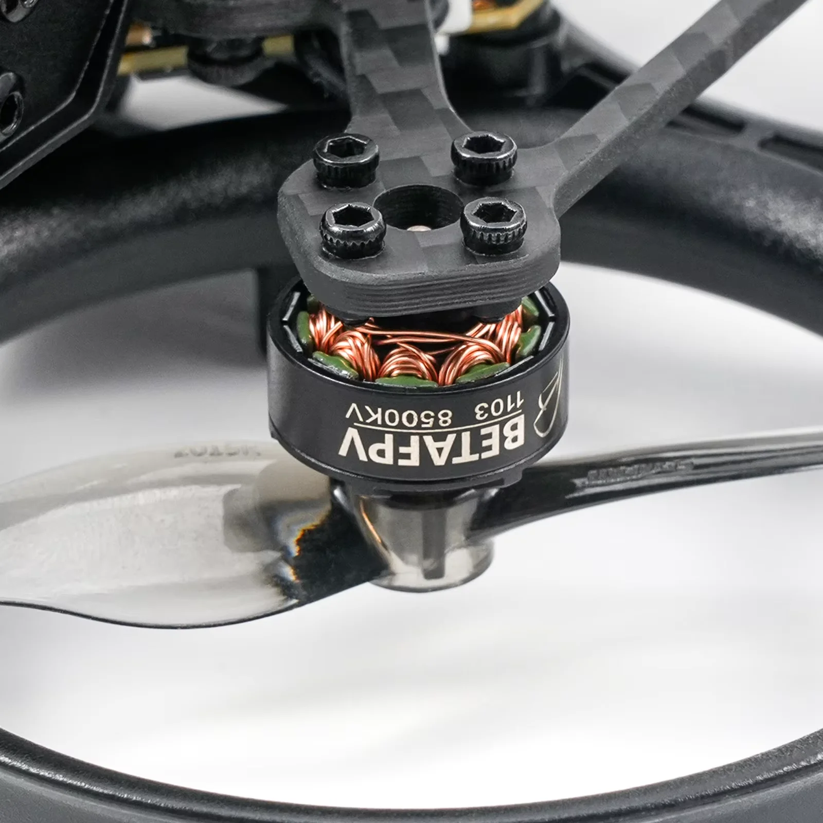 Drone CineLog 35 posé, équipement parfait pour course et cinéma FPV.