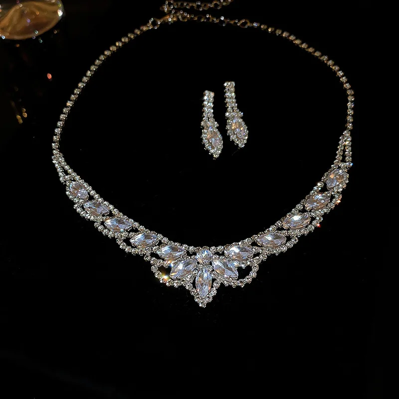 Gocce d'acqua collana a forma di U orecchini pendenti Set di due pezzi collane di moda Set di gioielli con strass intarsiati regalo di nozze