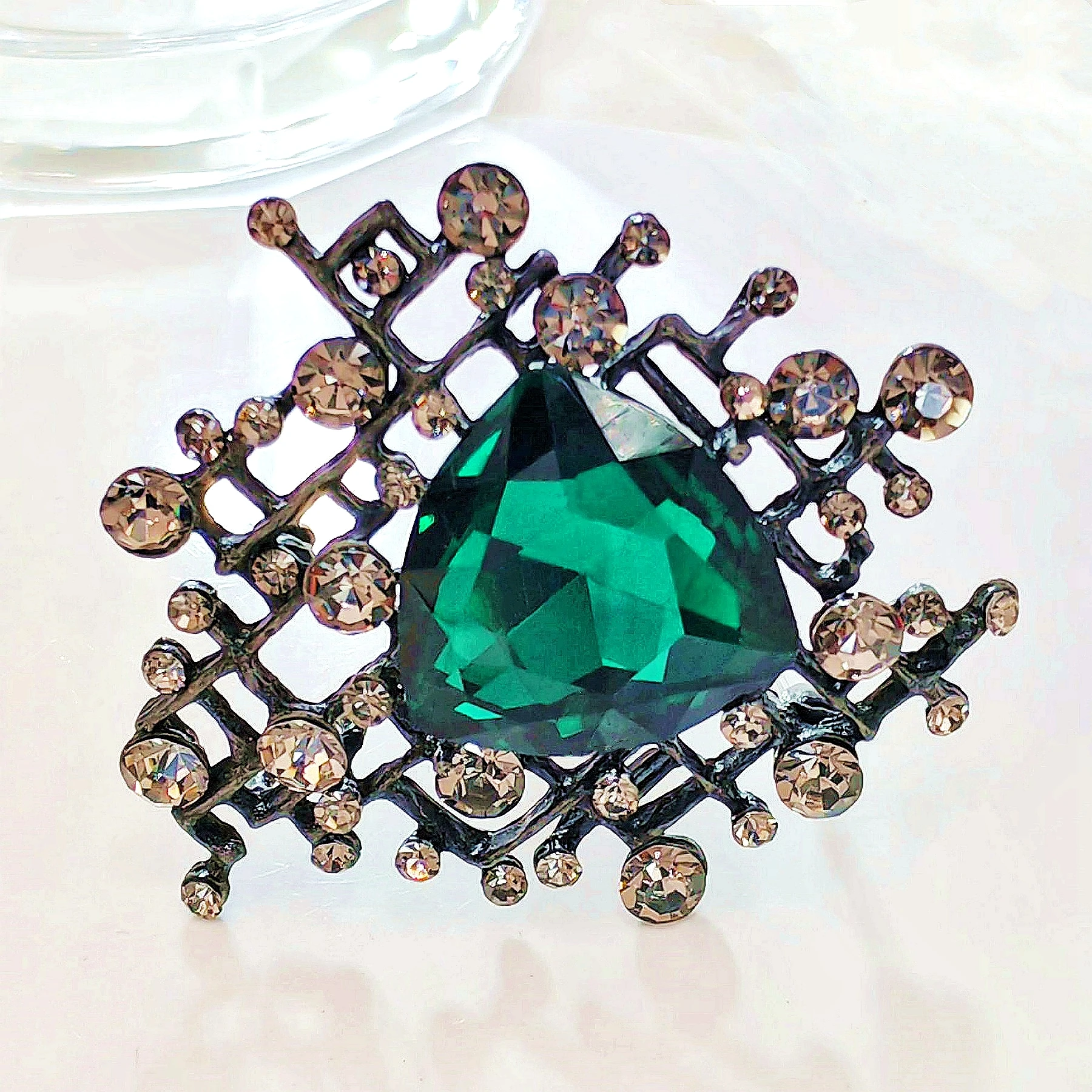 Designer Fashion Woven and Green Heart Stone Brooch Pin Art Deco Jewet Wedding Jewelry