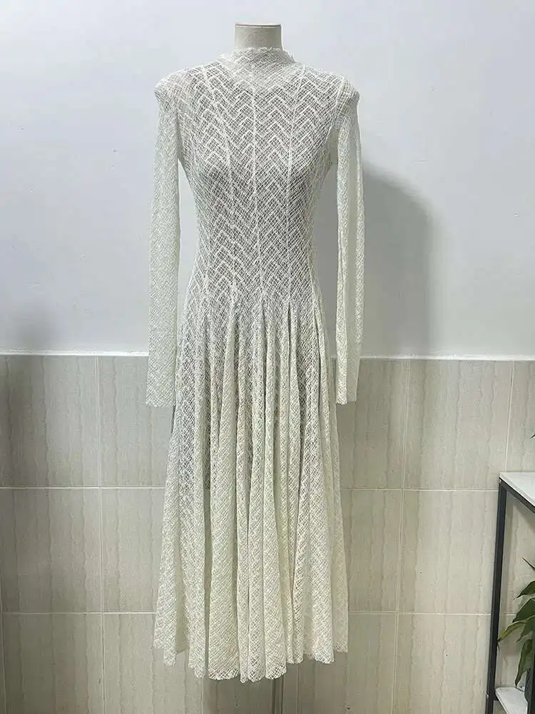 فستان أبيض طويل بتصميم دانتيل راقٍ