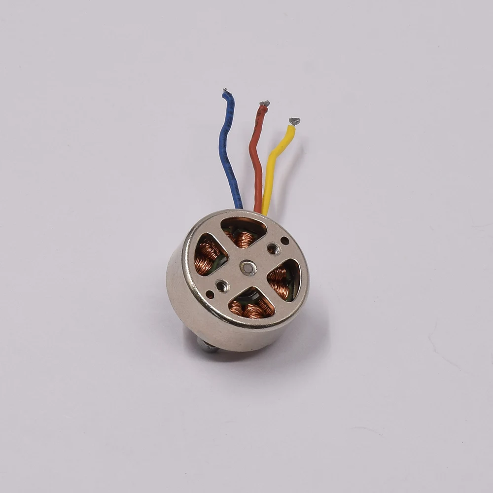 Moteur Brushless 1503 pour Drone FPV monté sur un bras de drone, hélice attachée