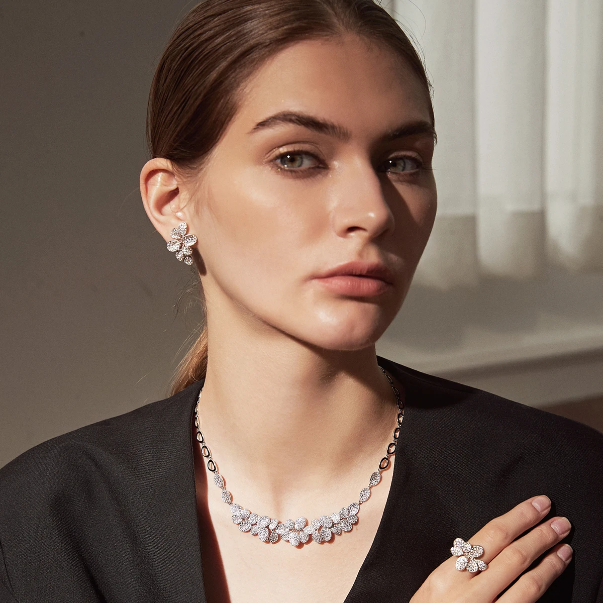 LUOTEEMI Cubic Zirconia Bridal Choker Necklace Shinning Small CZ Paved Multiple Leaves Luxury Flower Wedding Anniversary Jewelry