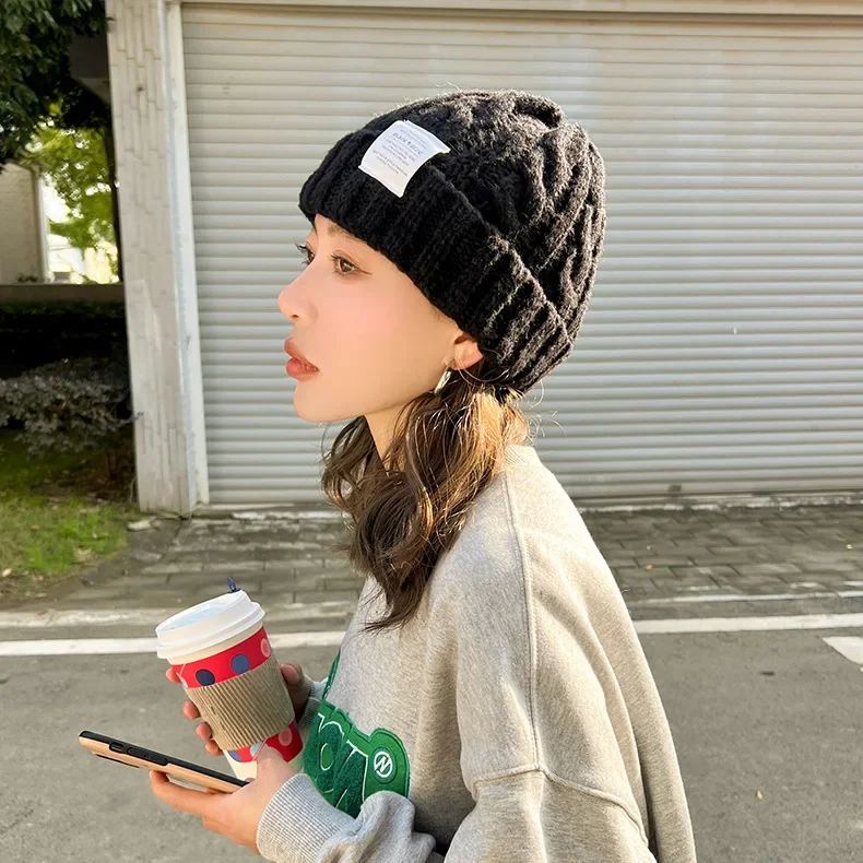 

The new Korean version of fashion comfortable thermal pullover hat solid color knitted hat for both men and women