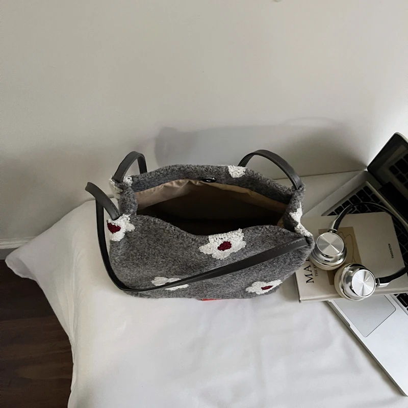 Women Plush Fabric Shoulder Bag Autumn Winter Handbag Fuzzy Tote Bag for Daily School Travel