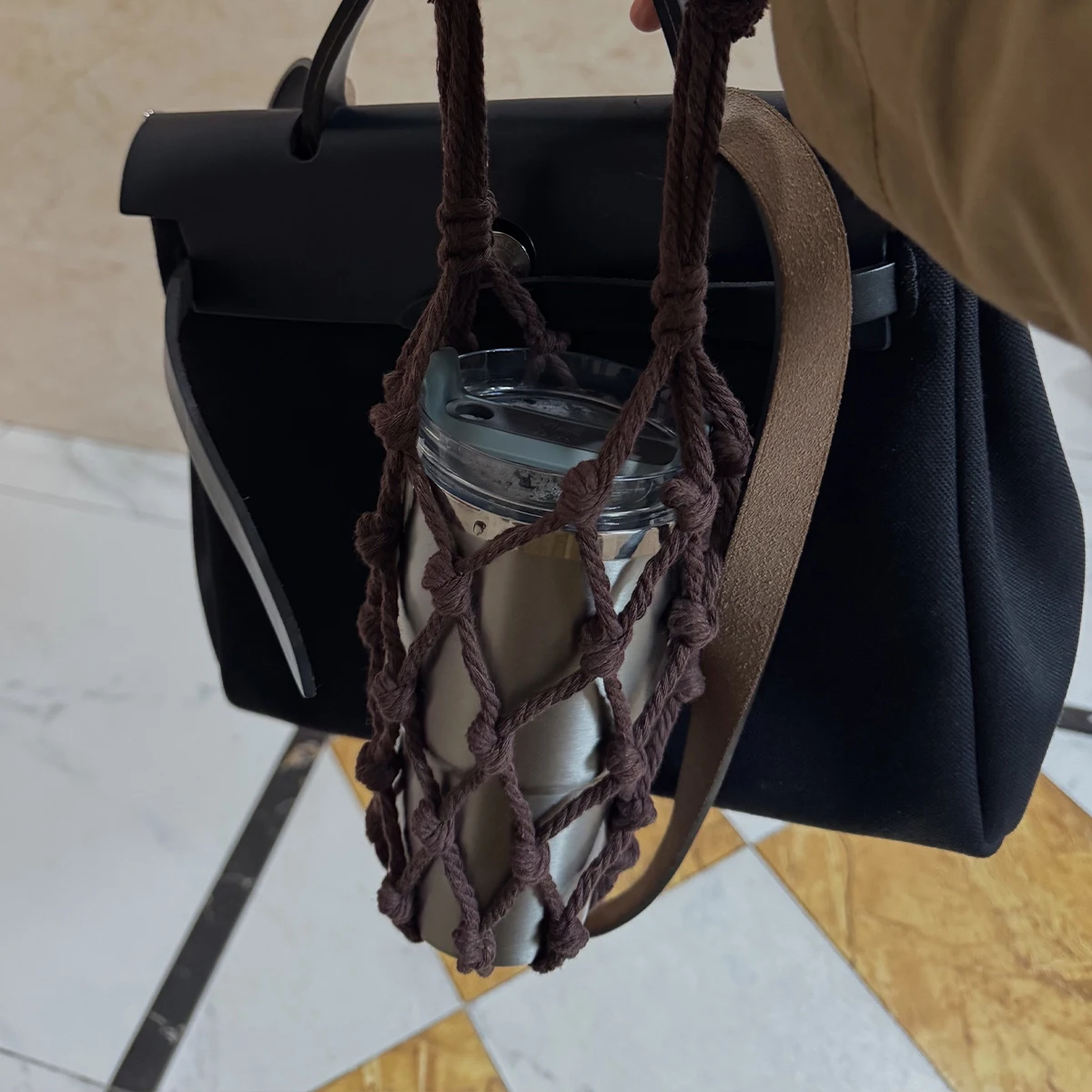 휴대용 마크라메 물병 홀더, 손으로 짠 면로프 보헤미안 컵 캐리어 (커피 및 아이스 음료용), 야외 캠핑 용품