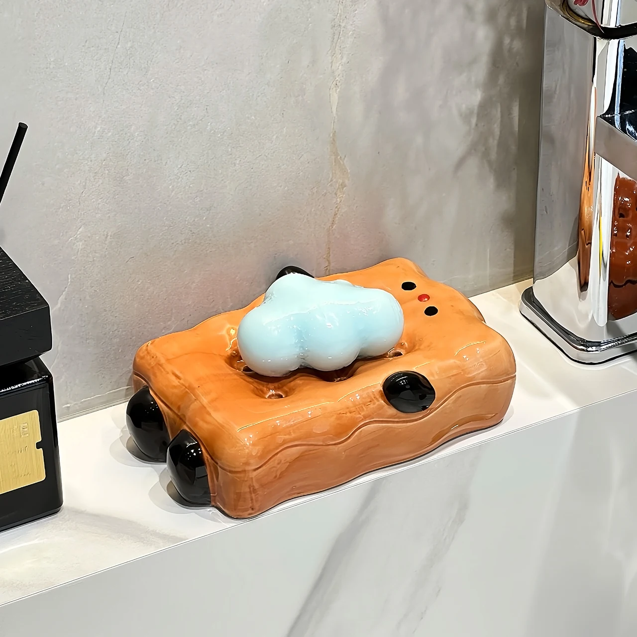 Ceramic Cute Cartoon Biscuit Shaped Soap Dish Storage Rack, Home Bathroom Supplies Creative Light Luxury Drain, No Punching, 1Pc