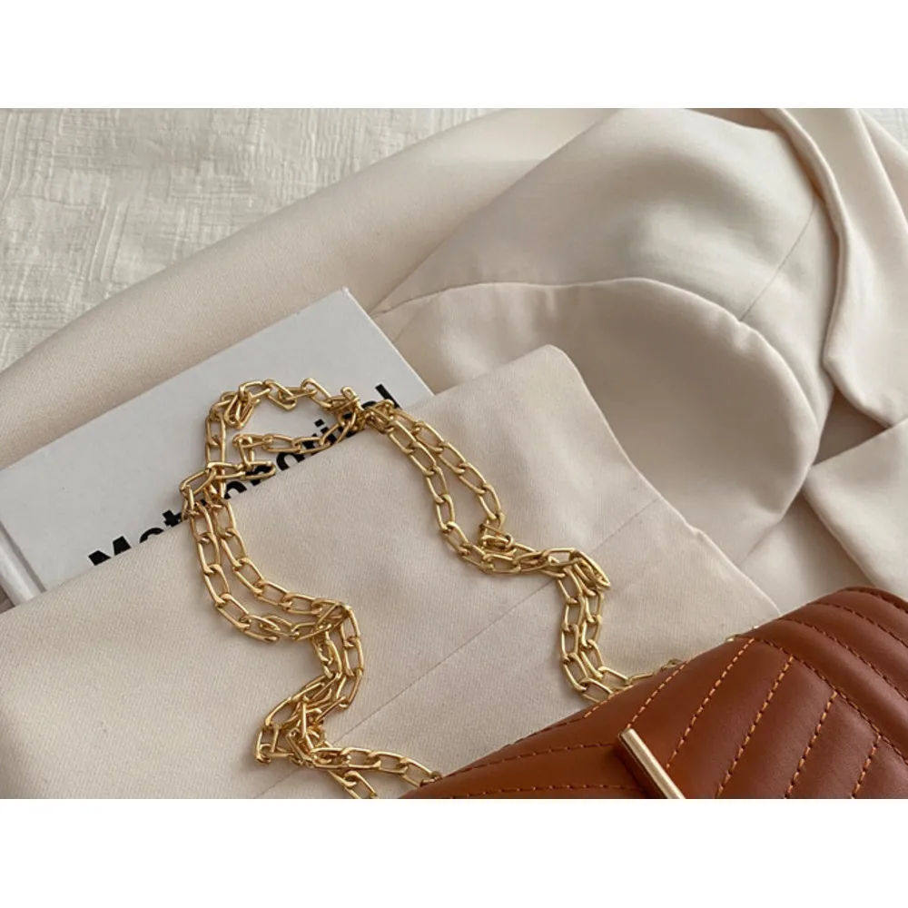 Borsa a tracolla donna con ricamo catena e nappine elegante_voghion.com