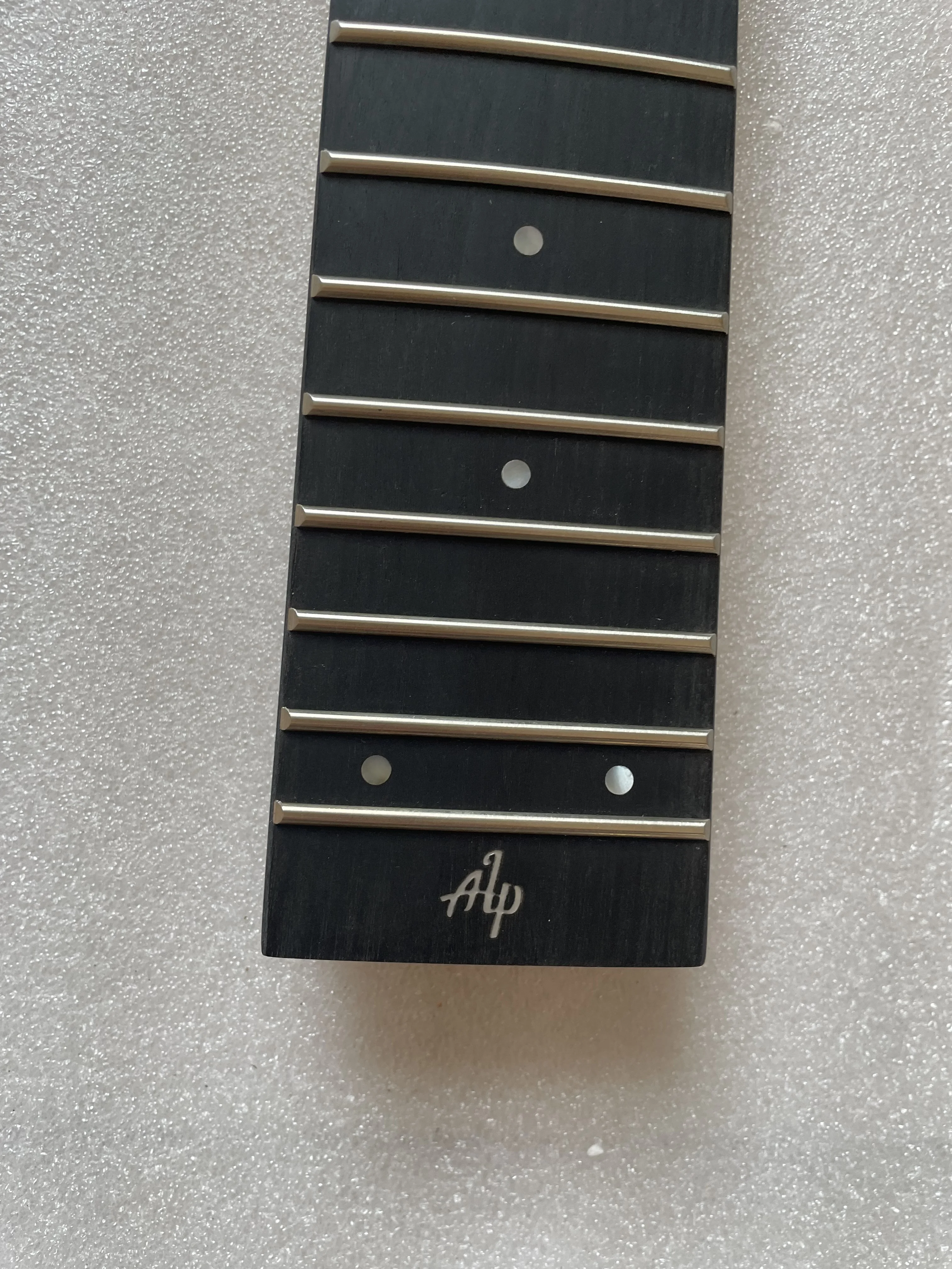 ヘッドレスエレクトリックベースギター、4弦、24フレット