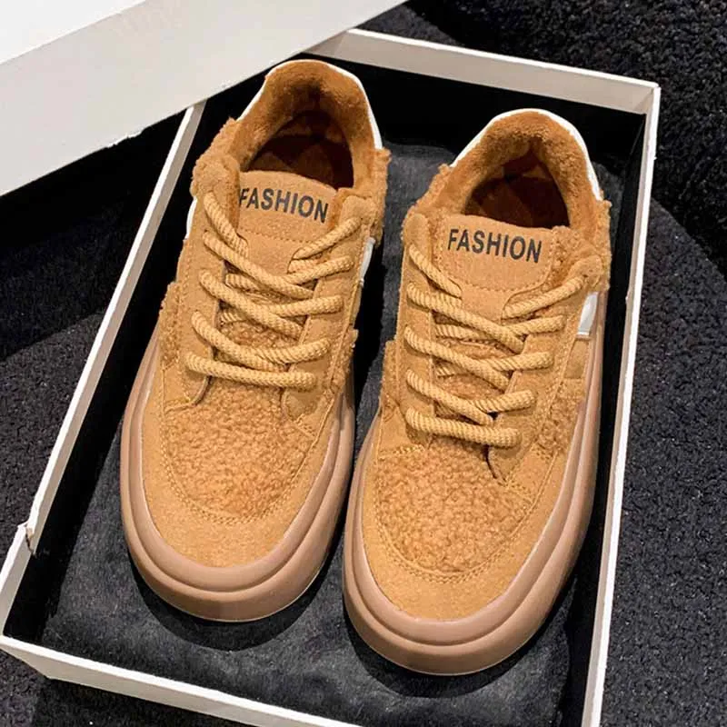 

Женские спортивные кроссовки на меху, теплые ботинки на платформе, новинка 2024, дизайнерская зимняя замшевая обувь с плюшевой подкладкой, на шнуровке, повседневная женская обувь