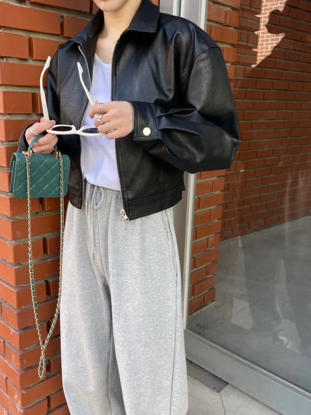 Рисунок 6 - Женская укороченная кожаная куртка на молнии