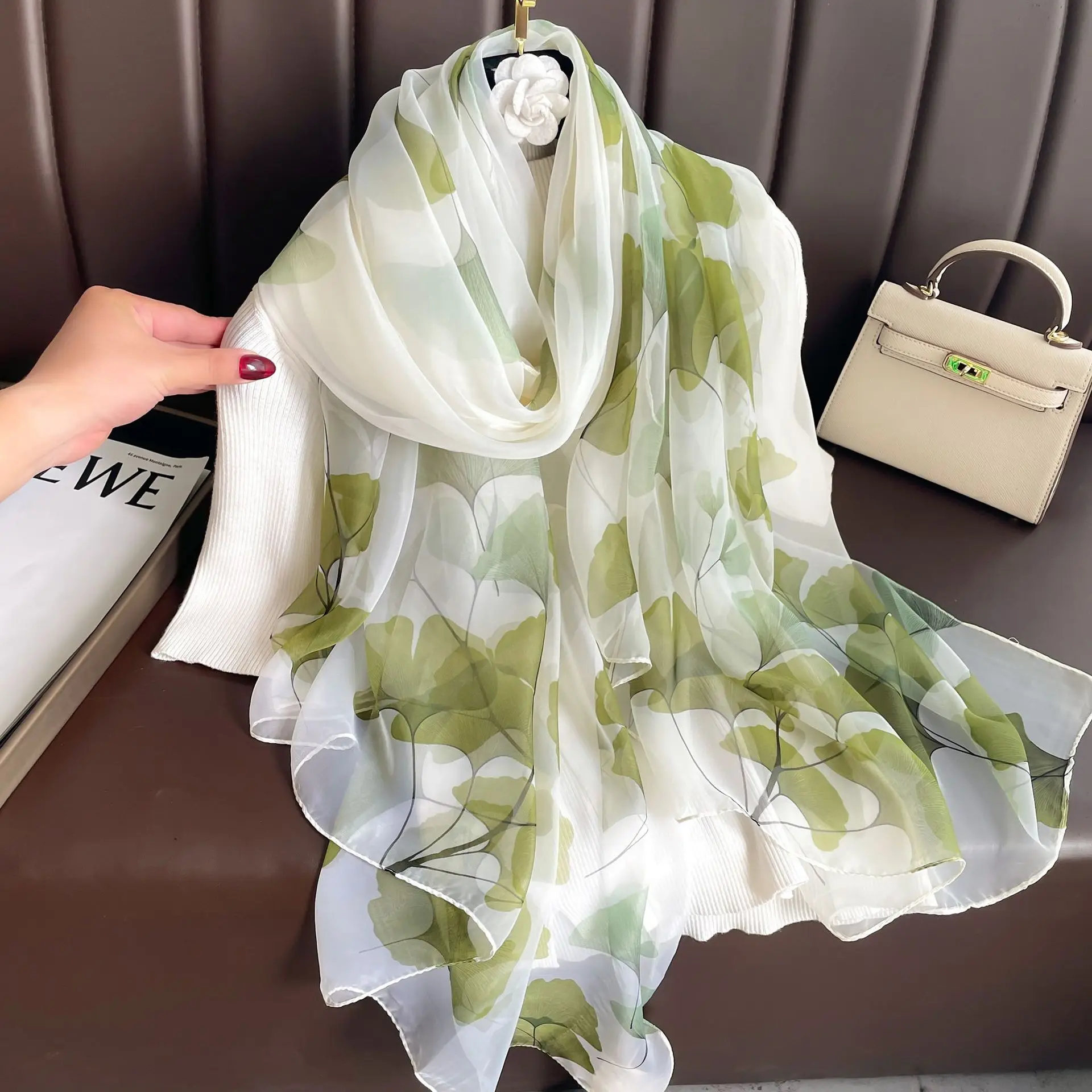 

Wraps New Summer Large Shawls Silk Scarf Foulard Female Hijab Scarves Fashion Wraps for Women Hijab Neckerchief Headband Bandana